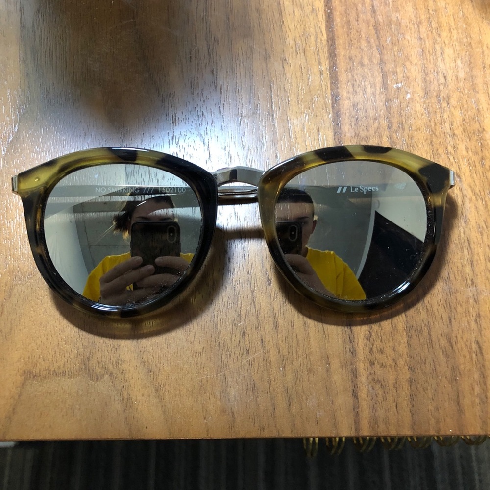 LE SPECS